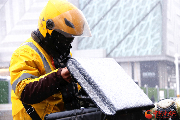 2020年第一場雪巧遇“小寒” 蘭州人請收下?。ńM圖）