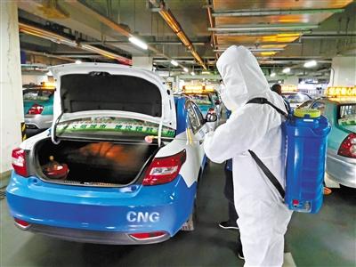 免費接送一線抗“疫”人員 蘭州奔馬雷鋒車隊，你們真棒！