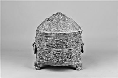 平?jīng)霾┥缴w神獸紋銅樽，東漢人向往過(guò)上神仙生活的印跡