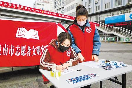 這個(gè)春天，那一抹鮮亮的“志愿紅”　——隴原志愿者戰(zhàn)“疫”記