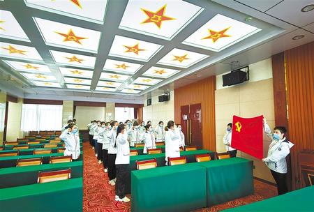 一次難得的黨課——甘肅第二、第三批援鄂醫(yī)療隊預(yù)備黨員宣誓儀式側(cè)記
