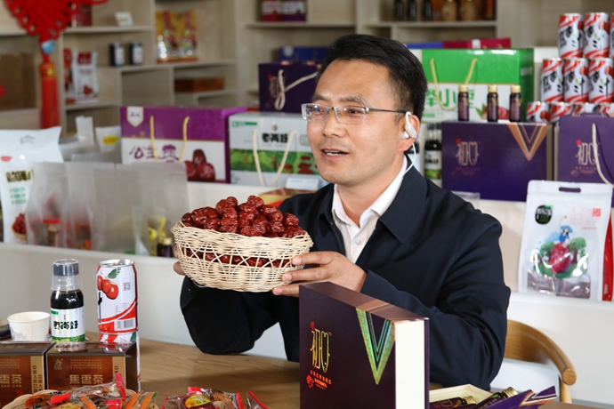 “縣長直播天團”唱響“甘貨春之聲”，售出近30種甘貨1萬余件 開進直播間的網(wǎng)絡(luò)扶貧博覽會，受百萬網(wǎng)友點贊 