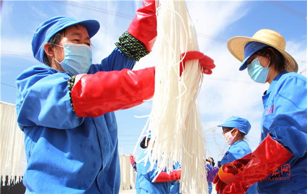 張掖民樂(lè)：巾幗“小”車間 扶貧“大”擔(dān)當(dāng)（組圖）