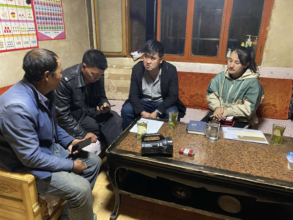 圖為木耳鎮(zhèn)紀(jì)檢干事盧建民（左三）連夜在多壩村多壩組奚連德家中了解受災(zāi)情況，排查安全隱患，并宣傳發(fā)生次生災(zāi)害的相關(guān)知識(shí)。_副本.jpg