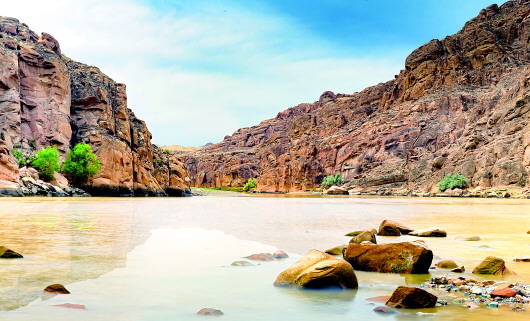 紅山峽谷吸引旅游愛(ài)好者前往探險(xiǎn)尋（圖）