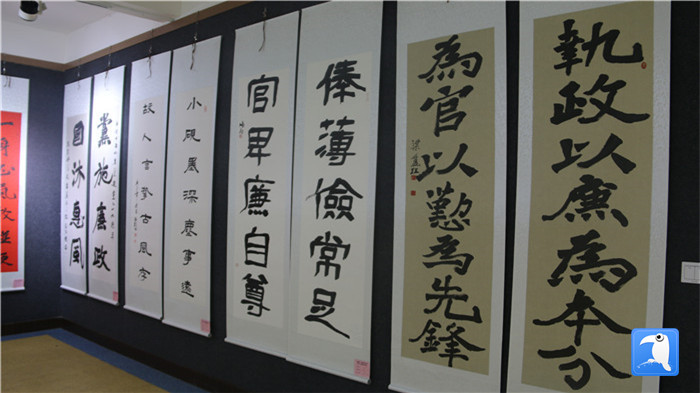 7月1日上午，定西市通渭縣紀(jì)委監(jiān)委舉辦“襄郡清風(fēng)·喜迎建黨99周年”廉政文化書畫展，共同為黨的生日獻(xiàn)禮。_副本.jpg