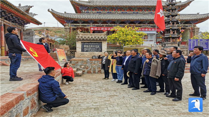 “七一”前夕，甘南州紀(jì)委監(jiān)委機關(guān)第二黨支部組織支部黨員和幫扶村黨員赴臨潭縣新城鎮(zhèn)蘇維埃舊址紅色教育基地參觀學(xué)習(xí)活動。_副本.jpg