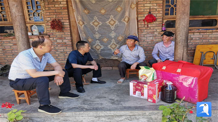在建黨99周年來臨之際，隴南市禮縣紀(jì)委監(jiān)委在中壩鎮(zhèn)、三峪鄉(xiāng)開展“七一”慰問老黨員、困難黨員活動，為他們送去組織的關(guān)懷和節(jié)日的問候。_副本.jpg