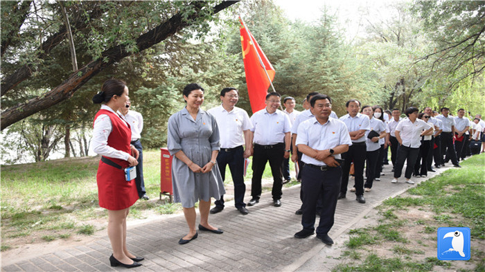 7月1日，嘉峪關(guān)市紀(jì)委監(jiān)委機關(guān)黨委在迎賓湖絲路廉潔文化主題公園舉行慶祝黨建99周年迎“七一”主題黨日活動。_副本.jpg
