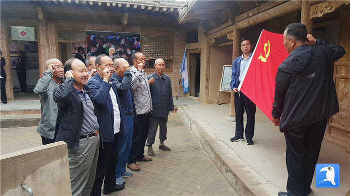 7月1日，臨夏州紀(jì)委監(jiān)委機關(guān)黨總支組織退休黨支部部分黨員前往東鄉(xiāng)縣布楞溝村史館，開展主題黨日活動。_副本.jpg