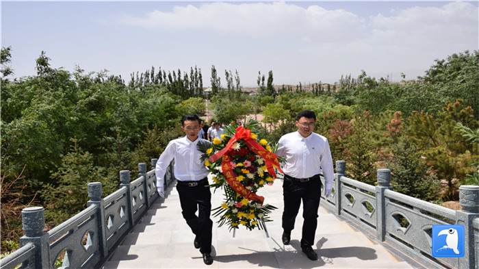 七一”前夕，白銀市紀(jì)委監(jiān)委機關(guān)黨委組織黨員來到紅軍西路軍景泰烈士陵園開展主題黨日活動。 朱鵬拍攝_副本.jpg