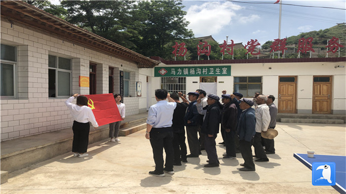 6月29日，天水市武山縣紀(jì)委監(jiān)委組織黨員干部在馬力鎮(zhèn)楊溝村重溫入黨誓詞。_副本.jpg