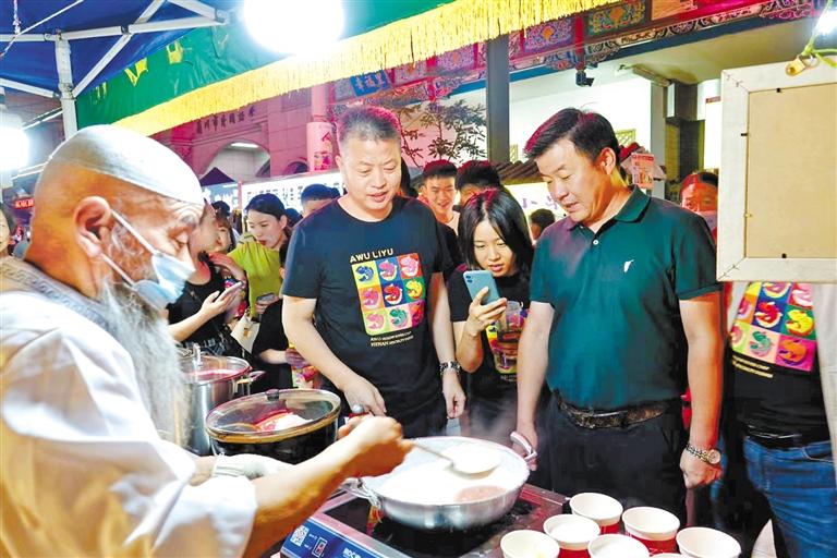 鄭州餐飲同行“打卡”金城夜市：“月光下的蘭州美食，唇齒留香”