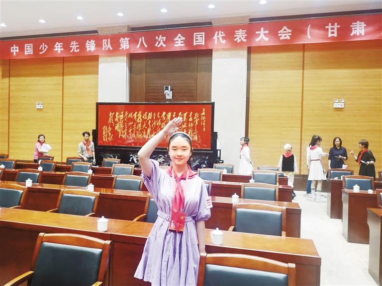 代表蘭州少先隊員參加全國少代會——這個小姑娘，攢勁！