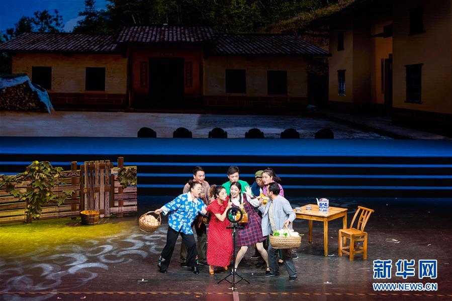 (文化)(1)2020年湖南省“歡樂瀟湘”精準(zhǔn)扶貧優(yōu)秀文藝作品展演在長沙舉行