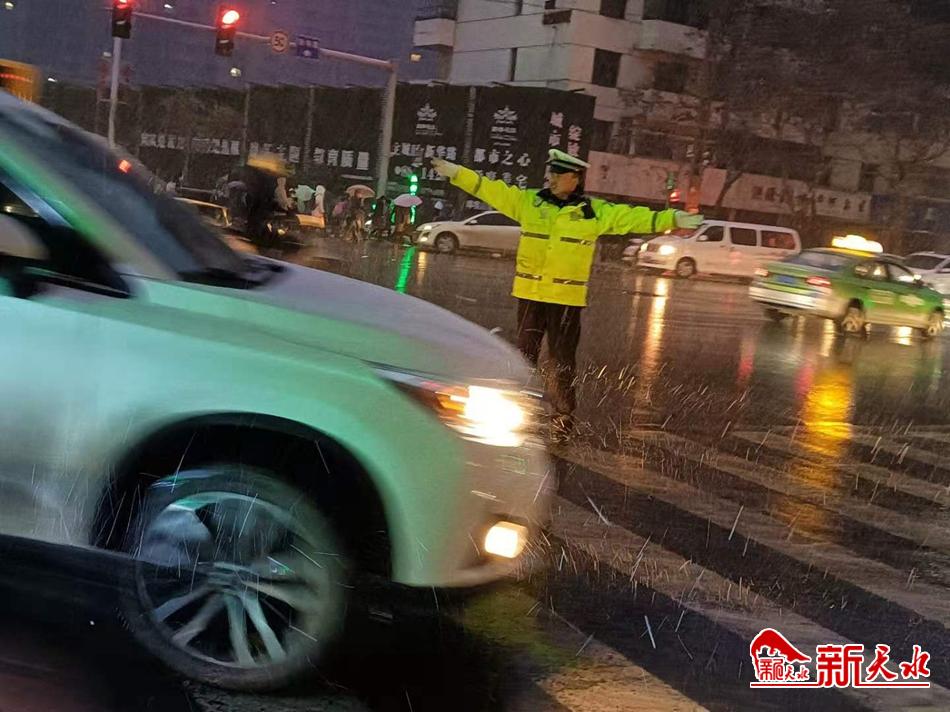 風雪襲來，天水最美“警色”在路上！