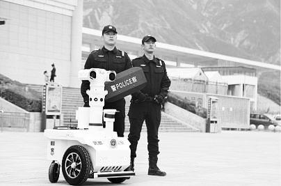 新奇！5G巡邏機(jī)器人亮相隴南武都街頭
