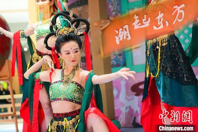 圖為今年9月5日，在重慶亮相的敦煌博物館“潮起東方”主題活動現(xiàn)場。敦煌博物館供圖