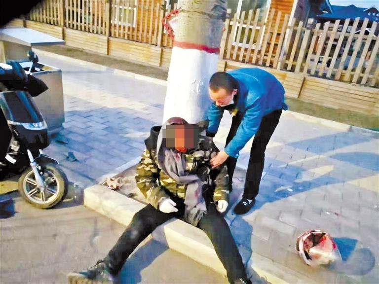蘭州：騎摩托車男子清晨撞傷 熱心“的哥”全力救助！