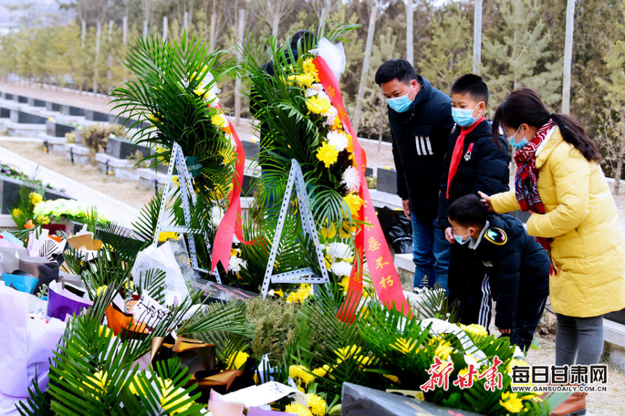 委托快遞、自發(fā)前往，社會各界在陳紅軍烈士墓前獻(xiàn)花致敬
