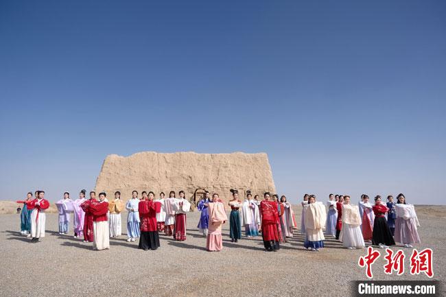 數(shù)十位身著古裝的女性通過體驗賞漢舞、習漢禮、吟誦詩詞等中華傳統(tǒng)文化，再現(xiàn)古絲綢之路的繁華盛景。　邱亮 攝