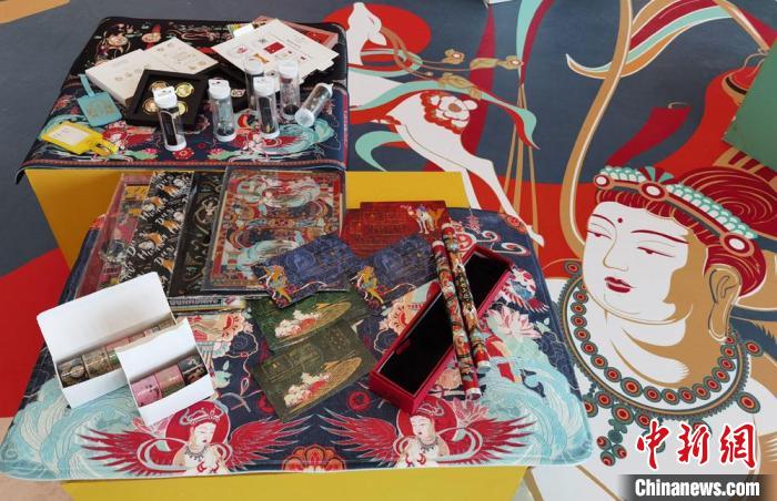 60余類敦煌主題的文創(chuàng)產(chǎn)品讓人愛不釋手。　丁思 攝