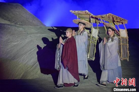圖為演出現(xiàn)場，該劇獨(dú)創(chuàng)360度旋轉(zhuǎn)并前后移動觀眾席，顛覆傳統(tǒng)劇場舞臺表演模式。　王斌銀 攝