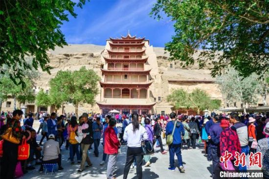 中國農(nóng)歷四月初八，敦煌民眾傳承歷史習俗，前往莫高窟燒香禮佛、祈福。(資料圖) 王斌銀 攝