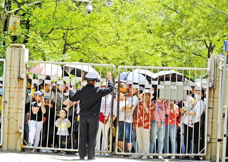 人流如潮 入園游客突破5萬 五泉山公園、蘭州市動物園昨日臨時閉園