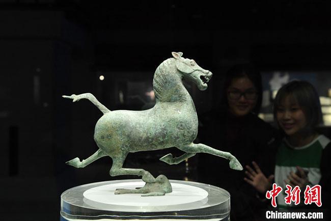 圖為甘肅省博物館館藏文物銅奔馬。(資料圖) 楊艷敏 攝