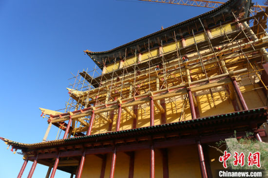 圖為5月上旬，甘肅山丹縣大佛寺內(nèi)，正在修繕中的古建筑大雄寶殿。 中新社記者 高展 攝