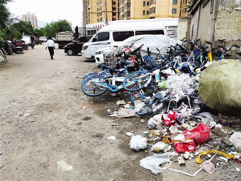 百米土路臟亂差，誰來管？經(jīng)記者協(xié)調(diào)，社區(qū)組織志愿者進行了清理