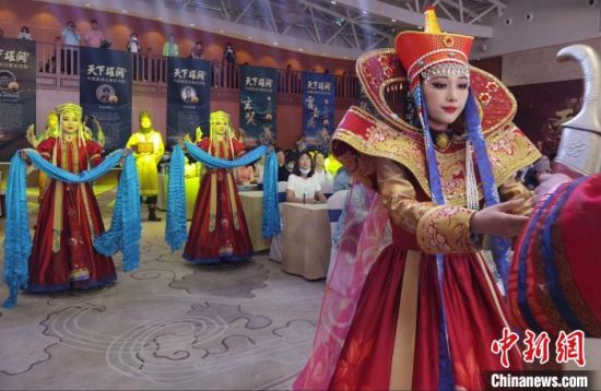 圖為中國首部邊塞史詩劇《天下雄關》首演發(fā)布會現(xiàn)場。　崔琳 攝