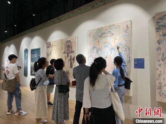 圖為展覽現(xiàn)場(chǎng)?！〗瓧顭?攝