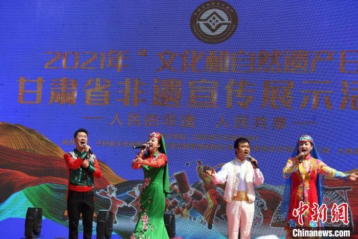 圖為甘肅臨夏回族自治州非遺傳承人演唱花兒?！钇G敏 攝