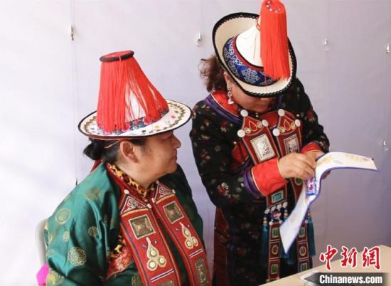 圖為用活態(tài)傳習(xí)的模式促進(jìn)裕固族非物質(zhì)文化遺產(chǎn)的保護(hù)傳承?！∈缝o靜 攝