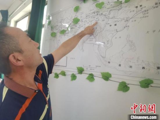 圖為甘肅省社會(huì)科學(xué)院絲綢之路研究所所長侯宗輝指出《絲綢之路古文明》課題組考察線路。　閆姣 攝