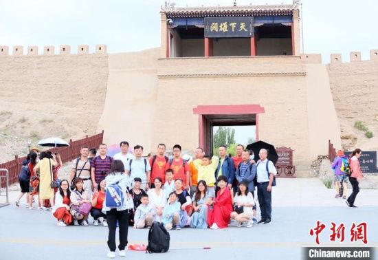 歷經(jīng)數(shù)十載保護(hù)修繕的古老關(guān)城得以延年益壽，成為了海內(nèi)外游客“絲路游”的必經(jīng)打卡地?！「哒?攝