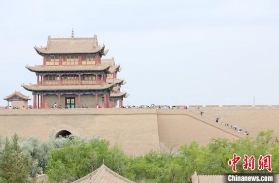 歷經(jīng)數(shù)十載保護(hù)修繕的古老關(guān)城得以延年益壽，成為了海內(nèi)外游客“絲路游”的必經(jīng)打卡地?！「哒?攝