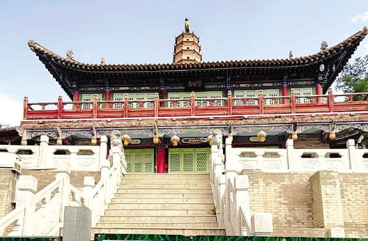 白塔寺閉門謝客，何時開放？管理處：白塔基礎出現(xiàn)病害圍擋施工，預計年底前完工