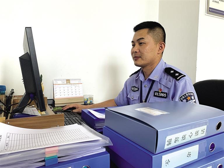 “身為黨員，就應(yīng)該第一個(gè)往前沖”