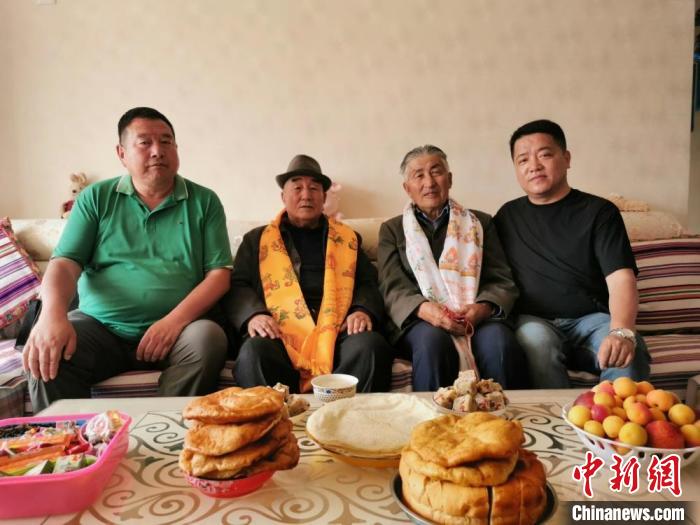 圖為張輝剛(右一)拜訪甘肅肅南縣裕固族德高望重的老人。(資料圖) 張輝剛供圖