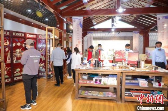 圖為甘肅“一會一節(jié)”期間，位于敦煌的天水市展館中，民眾觀賞文創(chuàng)產(chǎn)品?！「拭C省文化和旅游廳供圖