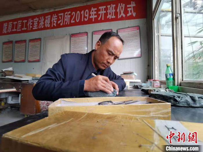 甘肅卓尼洮硯融合文化提升內(nèi)涵：不只一硯一銘，還要一盒一拓