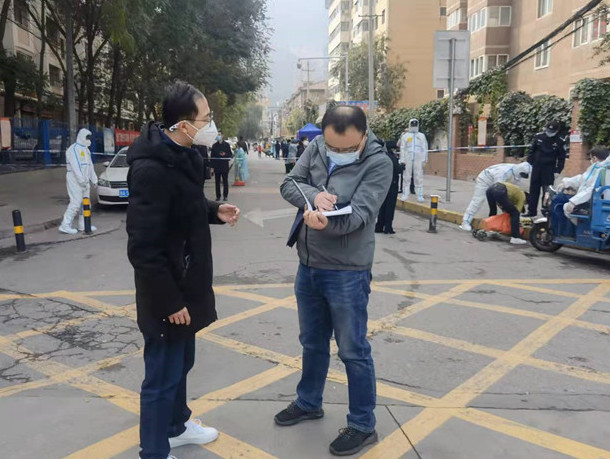 蘭州市紀委監(jiān)委干部下沉一線詳細詢問疫情防控情況。.jpg