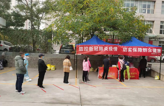 城關區(qū)紀委監(jiān)委各監(jiān)督檢查組督促各街道核酸檢測點落實“一米線”制度。.jpg