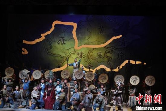 作為隴劇“梅花”，雷通霞在《大禹治水》中甘當(dāng)“綠葉”，該劇推出后，反響十分熱烈。(資料圖) 楊艷敏 攝