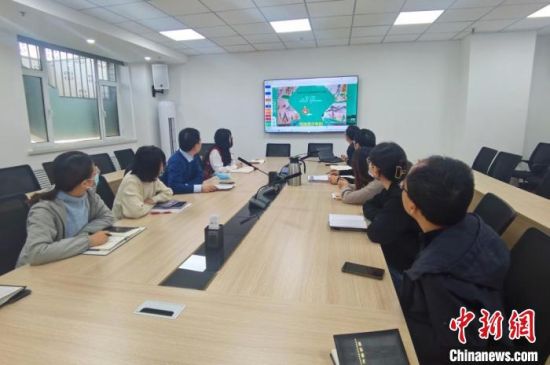 圖為甘肅教育出版社《寫(xiě)給青少年的敦煌故事》叢書(shū)項(xiàng)目組，探討圖書(shū)封面設(shè)計(jì)。　閆姣 攝