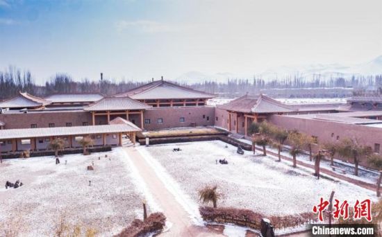 圖為雪落大漠古堡——敦煌山莊。　王斌銀 攝