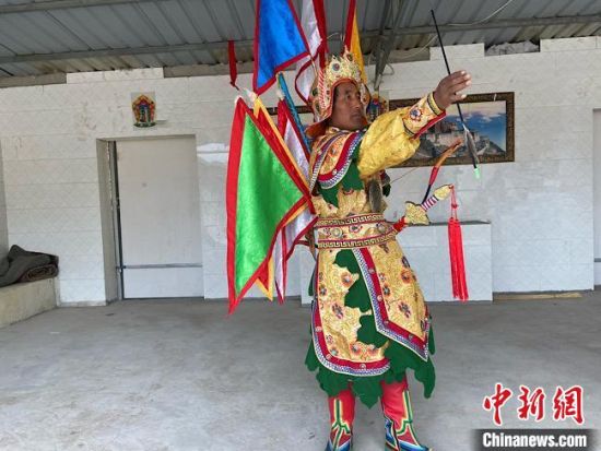 圖為完代才讓在外木村戲臺(tái)出演?！∷巫雨?攝